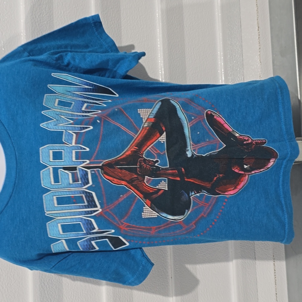 Spiderman T-shirt Size Medium (8)